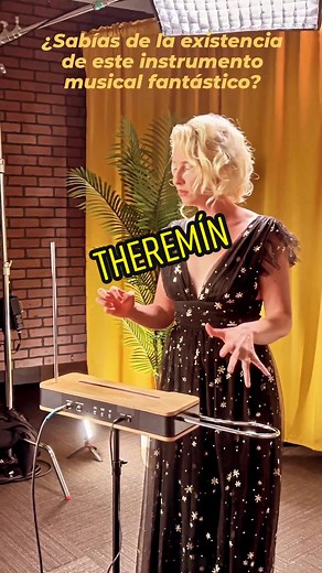 ✨️El theremin es un instrumento musical electrónico que se toca sin necesidad de un contacto físico directo. Fue inventado por el físico ruso Lev Termen (también conocido como Léon Theremin) en 1919. 🎶El funcionamiento del theremin se basa en dos antenas: una antena vertical y una antena horizontal. 🎶La antena vertical emite un campo electromagnético de alta frecuencia generado por un oscilador. Cuando el intérprete coloca su mano cerca de esta antena, su cuerpo actúa como un condensador que a