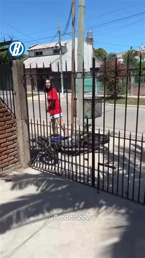 30-12-2025 #VIRAL: ESCENA DIGNA DE NOVELA … PERO REAL. Una joven descubrió que su novio le fue infiel y explotó, Agarró una piedra grande, destrozó la moto y encima la estaban filmando. “Dale, filmá… esto le pasa a las ratas inmundas”, gritó sin filtro. Bronca, despecho y redes sociales en modo incendio total. | Radio City - Federación Entre Rios