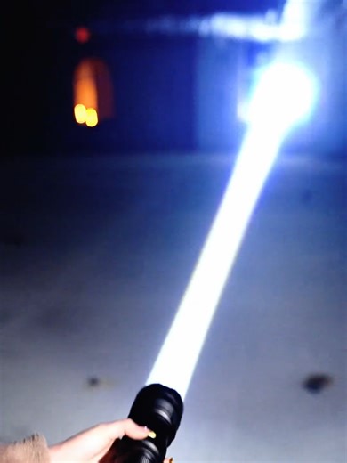 Ia bukan sahaja sesuai untuk aktiviti luar dan menyelamat kecemasan, tetapi ia juga merupakan alat pencahayaan yang ideal untuk kehidupan seharian seperti rumah dan kereta.