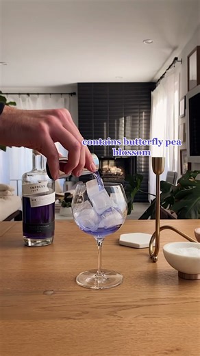 Color-changing gin cocktail 🍹 #fyp #recipe #drinksidea #cocktail #drink