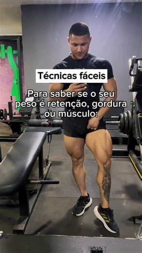 Cristian Teilon on Instagram: "Você sente que tá inchado(a), engordando ou ganhando massa? Muita gente confunde esses sinais, e entender a diferença pode mudar o rumo dos seus resultados. Aqui vão formas simples de identificar: ✅ Pode ser retenção de líquido se: • Ao apertar a pele da canela ou tornozelo, fica uma marquinha que demora a desaparecer. • Você sente as roupas mais apertadas de repente, mesmo sem mudar a alimentação, principalmente após comer muito sal ou beber pouca água. 📉 Se o pe