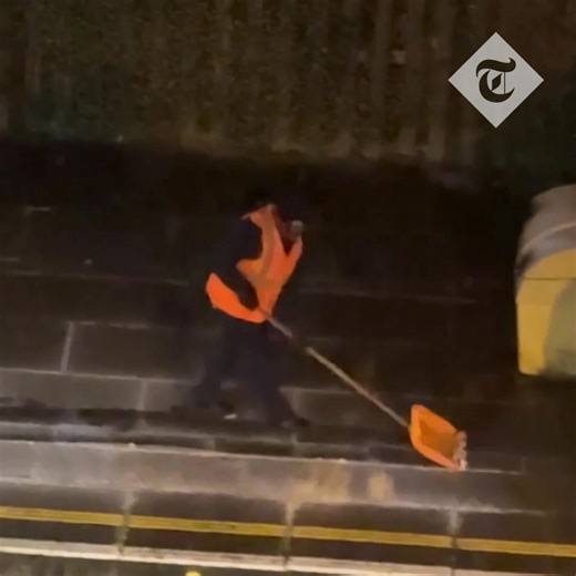 🌨️ London experienced its first snowfall of 2025 after heavy snow caused disruption across Britain. Follow the latest here ⤵️ https://www.telegraph.co.uk/news/2025/01/04/uk-weather-live-snow-cold-snap/ | The Telegraph