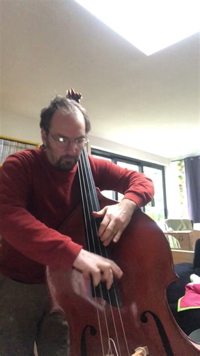 Jouer du sax à la contrebasse!