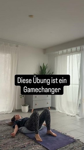 Rückbildungsübung: ausatmen auf „chchch“ & dabei Beckenboden aktivieren. Einatmen lösen.