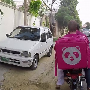 foodpanda Pakistan's CEO Nauman Mirza pairs up with global CMO Julian Dames to make the first ever delivery in pink! Let's see how it went. Hungry? Order food you love: http://food.pn/thu | foodpanda