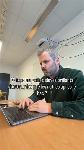 Julien | conseiller d’orientation scolaire & formateur on Instagram: "Si tu as toujours été considéré(e) comme un(e) élève brillant(e) et qu’en arrivant dans le supérieur tu commences à douter de toi… ceci est pour toi. Au lycée, on te récompensait pour ta réussite, c’est-à-dire : - Avoir de bonnes notes - Comprendre vite - Être au-dessus de la moyenne Et comme tu réussissais facilement, tout le monde te disait intelligent(e), capable, brillant(e). Sans que tu t’en rendes compte, tu as appris qu