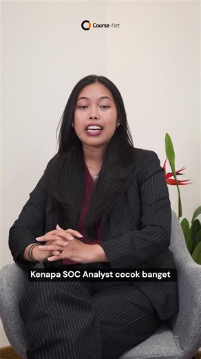Fresh graduate IT pengen masuk Cyber Security, tapi minder karena nggak jago hacking? Tenang, Cyber Security nggak selalu soal hacking kok! SOC Analyst itu peran awal yang krusial buat karir kamu di bidang Cyber Security, karena ini yang mereka lakuin: ✅ Monitoring alert ✅ Analisis log ✅ Memastikan insiden ditangani sesuai SOP Skill utamanya? Awareness, analisis, dan disiplin proses. Dan itu yang dibangun di kelas Certified SOC Analyst (CSA) Course-Net — belajar langsung dari praktisi yang kerja