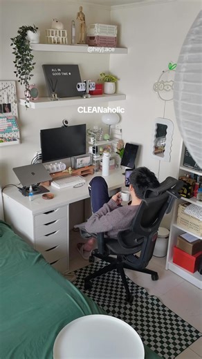 jace ☆ on Instagram: "“sorry i can’t, i have plans.” the plans: 🏷️ #cleantok #cleanwithme #desksetup"