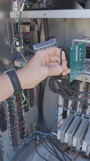 This Traffic Light Keeps Going Red For No Reason!! #reels #Educational #trafficlight #redlight #troubleshooting #trafficlightdoctor #bluecollar | Trafficlightdoctor Steven