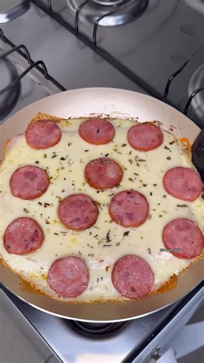 Fogão Criativo Oficial on Instagram: "Receita dessa Pizza de Frigideira SUPER fácil, rápida e deliciosa 😋 #pizza #pizzadefrigideira #receitas"