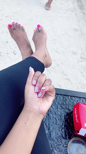 Hilarious Reaction to Chicken-Eating Moment