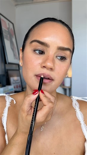 dacey cash on Instagram: "trying Angelina Jolie’s signature lipstick shade from the 90’s, MAC folio #90smakeup #lipcombo"