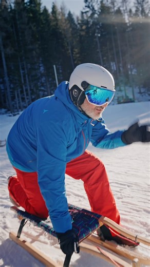 Winterzauber am Semmering ❄️☀️ Strahlender Sonnenschein, klare Bergluft und Rodelspaß mit Aussicht. So vielseitig ist der Winter in Niederösterreich – rauf auf den Schlitten und los geht’s! 👉 Warst du diesen Winter schon rodeln? Schreib’s in die Kommentare!✨ #loweraustria #winter #niederösterreich #semmering #unserniederösterreich | Unser Niederösterreich