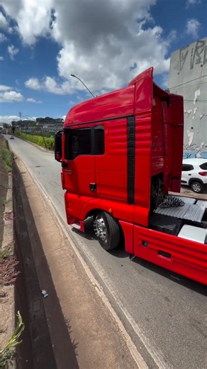 🔥VW Meteor Vermelho ZERO! Máquina bruta, presença forte e pronta pra dominar a estrada. Quem entende de caminhão sabe… isso aqui não fica parado muito tempo! 🚛💨 Se você quer potência, conforto e respeito na pista, esse Meteor zero é a escolha certa. #VWmeteor #CaminhãoNovo #Bruto #Caminhoneiro #Viral