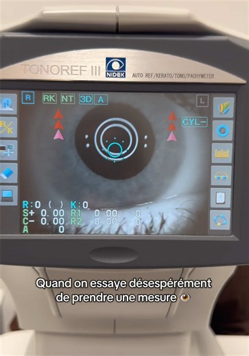 Regardez bien la montgolfière ! Oui oui 😂 👉 Cet examen fait partie du bilan préopératoire avant une chirurgie réfractive. 🧠 Son objectif ? Analyser la façon dont vos yeux se focalisent, mesurer votre réfraction et obtenir une première estimation précise de votre correction visuelle. 💡 Même si ça peut sembler simple (ou un peu perturbant), ce test est essentiel pour : ✔️ affiner le diagnostic ✔️ sécuriser la prise en charge ✔️ personnaliser la future correction 🎯 Chaque détail compte quand o