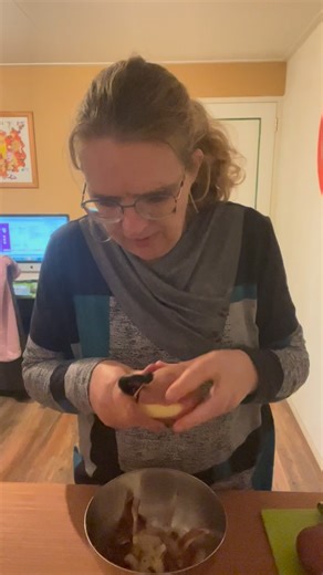 Klaske Kooistra on Instagram: "Een heerlijke preischotel! Hier kunnen wij met z’n 3en goed van eten. Ik gebruik 4 flinke aardappels zo’n 750 gram. Deze schillen wassen en koken. Gehakt rul bakken ik had nu noordergehakt van de poiesz. Wat extra kerriepoeder en paprikapoeder. Prei snijden en erbij doen. Laten staa tot de aardappels ook gaar zijn. Aardappels stampen met flink boter en melk tot een puree. Gehakt/prei in de ovenschaal dan de aardappelpuree erop uitspreiden. Kaas erop en 15 minuten i