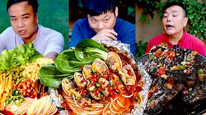 407K views · 10K reactions | 臭豆腐居然是大壯的最愛，狼吞虎咽完居然还能抢鸭鸭的饭，壮哥不愧是武力值第一【干饭兄弟】 Today's blind box is full of specialties from all over the world丨TikTok Video|Eating Spicy Food and Funny Pranks|Funny Mukbang #吃播 #美食 #搞笑 #干饭兄弟 #mukbang | 干饭兄弟 | Facebook