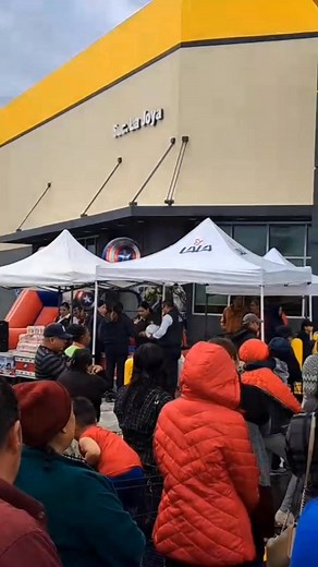 1.3M views · 5.9K reactions | S-Mart "La Joya". #sigueme Mario Aguilar En #NuevoLaredo gente espera #AlMomento para aprovechar ofertas. Haber si hay..??? | Mario Aguilar | Facebook