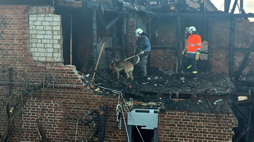 Blaulicht-Deutschland.de on Instagram: "Explosion und Großbrand in Wohnhaus – eine Person tot geborgen, Kriminalpolizei ermittelt +++ Bitte Teilen/Weitersagen für Hinweise ++++ In der Nacht zum Samstag wurde die Feuerwehr Dörentrup um 00:34 Uhr nach Bega alarmiert. Anwohner hatten einen lauten Knall gehört – in einem Wohnhaus war es zu einer Explosion gekommen. Beim Eintreffen standen Dachstuhl und Obergeschoss bereits in Vollbrand, große Teile waren eingestürzt. Ein Innenangriff war nicht mehr 