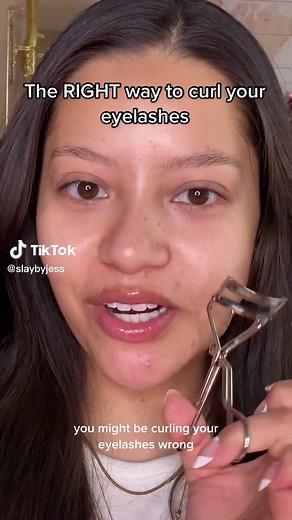 The Right Way to Curl Your Eyelashes