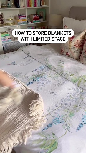 How to store blankets with limited space ✨ . . . House Hackers Effective Spaces #blankets #spacemanagement #Blanketcleaning #bedroomcleaning #HouseHackers | House Hackers
