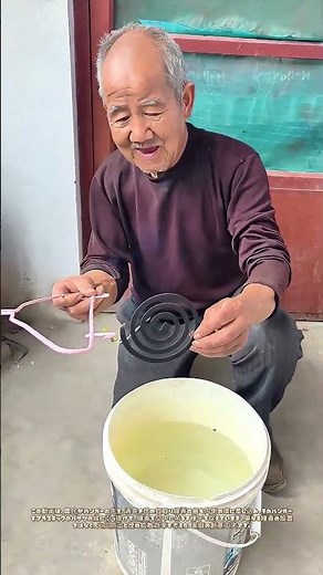 ハンガーが支える蚊取り線香：一巻きの煙を宙に浮かす工夫