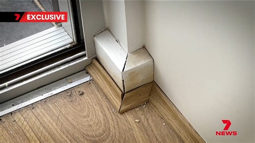 EXCLUSIVE: A young Barossa woman says she has been locked out of her first home which has been plagued by building defects and a bitter legal battle. Her family claims she was pressured into paying the final balance despite reports that the home was not up to scratch. Download the 7NEWS app: https://7news.link/7NEWSapp #7NEWS | 7NEWS Adelaide