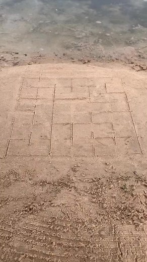 THE LABYRINTH #labyrinth#maze#leonardougolini#sandsculpture#sandart#sand#art#sandsculptor#sandartist | Leonardo Ugolini