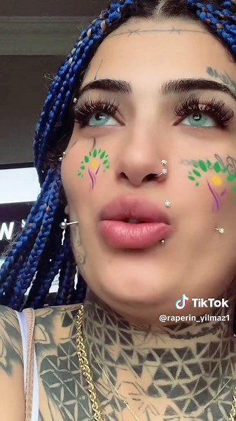 Mavi Saçlı Dövmeli Kızlar: TikTok Fenomeni