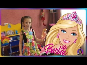 გოგოები თამაშობენ ბარბის თოჯინებით