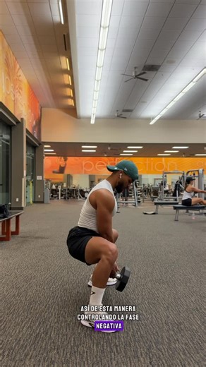 David España on Instagram: "Sin duda alguna, este es uno de los mejores ejercicios para trabajar el isquio femoral y el glúteo 🍑💪 Sumo squat. Pero ojo ⚠️, si lo haces de cierta manera, lo estás haciendo mal. Hoy te voy a enseñar cómo ejecutar correctamente este ejercicio 👇 🔹 Paso 1: Coloca los pies más abiertos que el ancho de los hombros, con las puntas ligeramente hacia afuera. 🔹 Paso 2: Inicia el movimiento con una bisagra de cadera, no bajando en vertical. 🔹 Paso 3: Relaja los hombros
