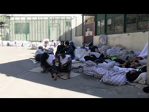 Around one hundred immigrants are already sleeping outside the CETI.