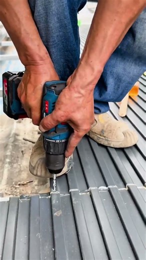 This is the process of installing roof vinyl neatly so it stays firm and protects the entire surface