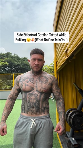 Erick Reynoso | 1# Tattoo Online Fitness Coach on Instagram: "Bulking changes more than the scale. 💪 1. Muscle growth can shift the artwork As size increases, skin stretches. Some tattoos gain presence… others slightly change flow. 👀 2. Details don’t hit the same during higher body fat phases Lines soften. Shading looks different. Conditioning always changes how ink reads. 🍽 3. Eating in a surplus can affect healing Inflammation. Water retention. The body is working overtime. 🔥 4. Pumps make