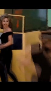 Cena de GREASE - Nos Tempos da Brilhantina (1978), filme musical estrelado por Olivia Newton-John e John Travolta. Até hoje, Grease é o filme de maior arrecadação de bilheteria do gênero nos EUA. PARAMOUNT PICTURES Olivia Newton John e John Travolta - You're the One That I Want | Clássicos & Retrô 60,70,80 e 90