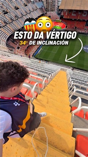 EL ESTADIO MÁS VERTICAL DE EUROPA 😳🏟️ ¿Conocéis otro estadio con una grada así?#Mestalla #Valencia