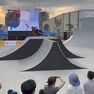 @liangliang_bmx 🔥🤘🏽 • The third stop of the China Freestyle BMX League @ddairbags @fisthandwear @joshkcoaching • #chinabmx #bmxpark #bmx #bmxlife #bmxfreestyle #repost #bmxtricks #bmxbike #bike #reels #lol #eminentbmxtv • 🔁: by @pebmx30 | Eminent Bmxtv