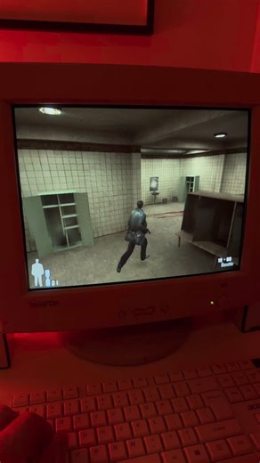 VISUELLE GAMING on Instagram: "Max Payne (2001) on Microsoft Windows. #maxpayne #retrogaming #gaming #pc #retro #game #nostalgia #memories #crt #gameplay #computer #action"