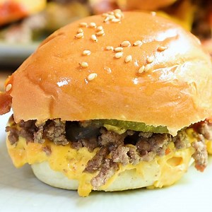 48K views · 22 reactions | These Bacon Cheeseburger Sliders are a must for your next party! RECIPE: https://www.homemadeinterest.com/bacon-cheeseburger-sliders/ | Home Made Interest | Facebook