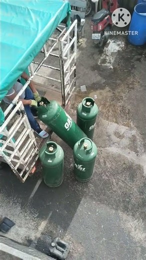 #LPG #gasindustry #cooking #sales personnel loading the heavy tank of LPG