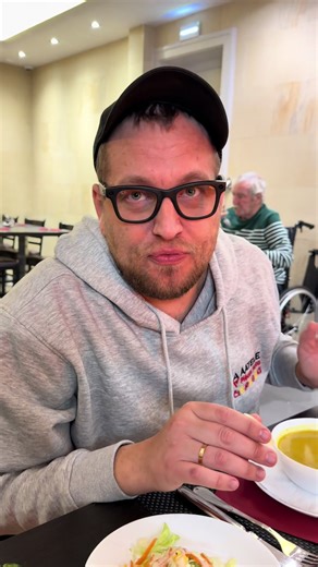 Comment manger la soupe turque aux lentilles comme un vrai Turc 🍲🍋 @Le Coin des Saveurs Les amis, aujourd’hui je vais vous montrer comment manger la soupe turque aux lentilles comme un vrai Turc. Il faut prendre du citron, le presser dans la soupe, mélanger et après vous dégustez. Et franchement c’est trop bon comme ça. Ça se passe au restaurant Les Saveurs du Coin à Strasbourg Neudorf, avenue Jean Jaurès, arrêt de tram Jean Jaurès. Ici tout est fait maison et à la minute. Je vous rappelle : p