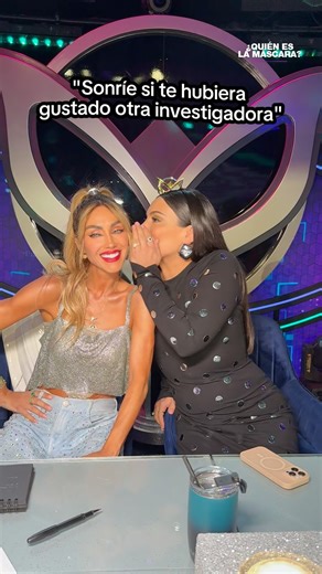 Anahí y Ana Brenda se divierten detrás de cámaras. #Original 🎭🔍 ¿#QuiénEsLaMáscara?, disponible en Las Estrellas, Univision y ViX 📺 | ¿Quién es la Máscara?