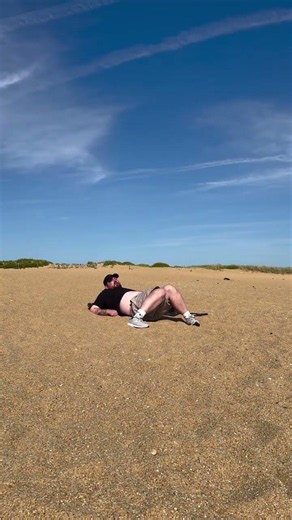 POV : Ta mère qui te surveille à la plage ça fait trois heures que tu es sur le même château de sabl