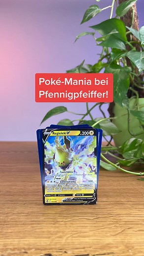 Poké-Manie ist zurück bei Pfennigpfeiffer! 😃 10% auf unsere Pokémonkarten. Von holografischen Karten zum Sammeln bis zur Pokémon Top-Trainer Box - bei uns werden deine Pokémon-Wünsche wahr! 🥰 Starte durch mit deinen legendären Helden und werde eins mit den mächtigsten Pokémon aus deinem Deck. 🎉 Schnapp dir die Karten bevor sie ausverkauft sind!