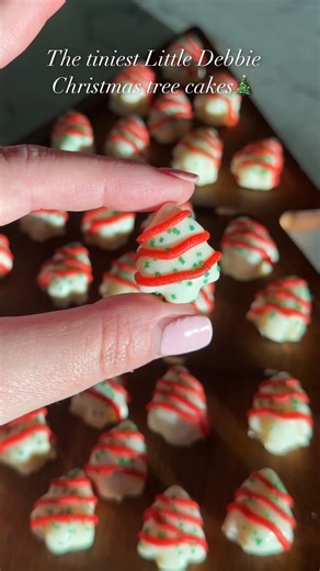 Kayla Amme Miller on Instagram: "The tiniest Little Debbie Christmas tree cakes🎄 Just like the OG… but tiny🥹 Recipe below👇 Ingredients • White cake mix • Neutral cooking spray • Mini silicone cake molds • 1 lb vanilla almond bark or white chocolate • Red cookie frosting • Green sprinkles Filling • 7 oz marshmallow fluff • 1 stick salted butter, softened • 1 cup powdered sugar Instructions 1.Preheat oven to 315°F 2. Prepare cake batter according to the box 3.Grease mini silicone molds with coo