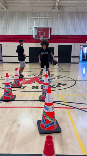 Elite Footwork • Rhythm • Pace Friday Night Elite Reps was all about control and precision. Using weighted basketballs and cones, our athletes had to navigate through traffic while maintaining proper rhythm and pace. This drill challenges players to move with intent — not rushing, not speeding— just smooth, efficient movement that translates directly to game situations. The goal? To build elite footwork, body control, and confidence under pressure. Because when the game speeds up, your rhythm an