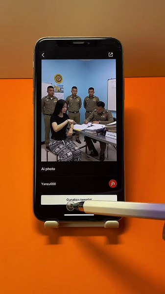 สอนทำรูปคู่กับตำรวจฉากจับกุมด้วย AI ฟรี 🚓👮‍♀️ (AI Police Arrest Photo Tutorial – ภาษาไทย) เปลี่ยนรูปธรรมดา → เป็นรูปฉากสถานีตำรวจแบบสนุกๆ ได้ทันที ✨ สไตล์มุกตลก ฉากจับกุม เหมือนอยู่ในสถานการณ์จริง แต่ยังดูชิลๆ เหมาะกับลง TikTok / Reels ใช้งานได้กับ Hypic, Dreamina, CapCut, Gemini AI 🔥 ✨ ไฮไลท์ • สร้างภาพฉากตำรวจ / จับกุม ได้ง่ายๆ • ไม่เปลี่ยนใบหน้า (No face change) • ได้ภาพสไตล์สนุกๆ เหมาะกับโซเชียล 📌 วิธีทำ (4 ขั้นตอนง่ายๆ) เปิดแอป AI ที่คุณใช้ อัปโหลดรูปภาพของคุณ เลือกเทมเพลต หรือใส่ promp