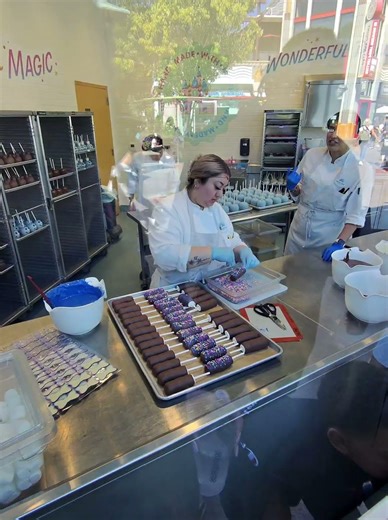 Watching Her Make Perfect Candy Apples at Downtown Disneyland 🍎✨ (So Satisfying!)