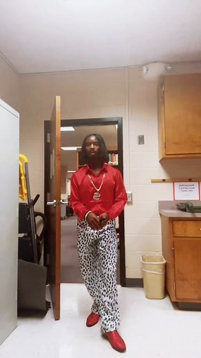 I had to hit it with the 10 inch buss down @ katwilliams @therealmikeepps #friday #fridayafternext #money mike #spirit week #trending #viral #foryou #foryoupage