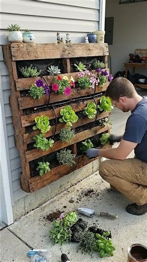 DIY Vertical Pallet Garden: Turn a Free Pallet into a Stunning Planter!